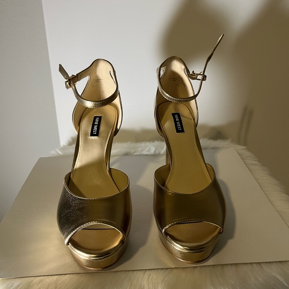Nine West Ankle Strap Sandals. 10 1/2size M- Gold